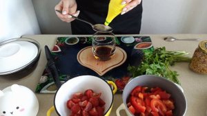 Салат из баклажанов, моцареллы, болгарского перца и черри без майонеза