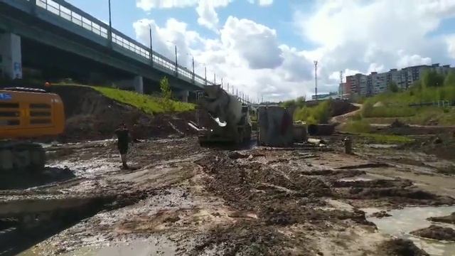 Поставка бетона на бетонные сваи при строительстве мостового перехода трассы ТР-53
