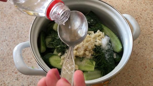 Огурцы хрустящие за 30 минут!Готовлю третий раз за неделю!!! смотреть онлайн