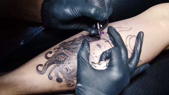 Black and Gray Jesus Tentacles Tattoo Time Lapse смотреть онлайн