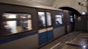 Метропоезд Русич прибывает на станцию метро Охотный Ряд.