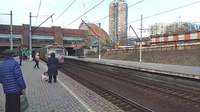 ЭР9М-384 и ЭР9М-514 оба после КЭВРЗ с автоматическим информатором на станции Караваевы Дачи.Киев смотреть онлайн