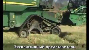 Гусеничный трактор и комбайн в грязи, уборка урожая