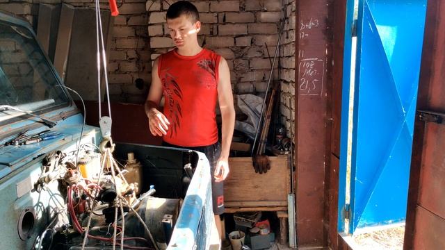 Процесс снятия двигателя с ЛуАЗ 969м смотреть онлайн