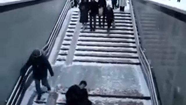 Скользкий пол в переходе.... смотреть онлайн