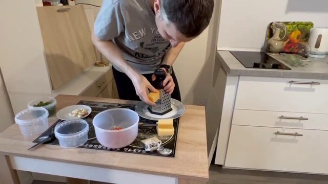 Салат с фасолью, сыром, чесноком помидорами и зеленью.