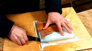 Пытался сделать так, чтобы парила над столом. Любимое хобби. Самоделка своими руками.