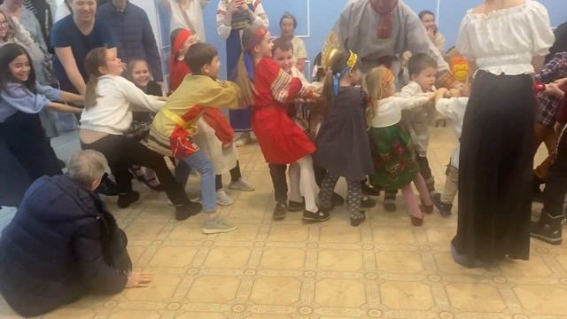 Лиза отмечает Масленицу на детском празднике смотреть онлайн