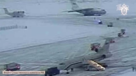 Следственный комитет России обнародовал кадры доставки к самолету Ил-76 украинских пленных