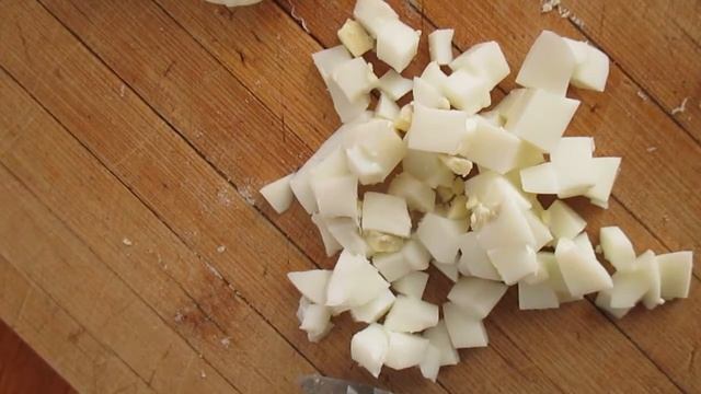 Салат оливье с курицей и зеленью. Украшаем орехами. Вкуснятина.