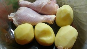 Куриные голени с картошкой в томатно-соевом соусе в духовке