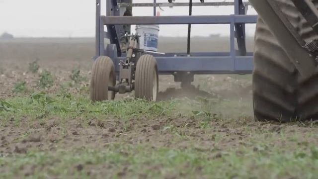 Монтаж внутрипочвенной подпочвенной системы капельного орошения