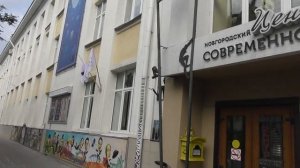 необычная скульптура, человек на ходулях.mp4