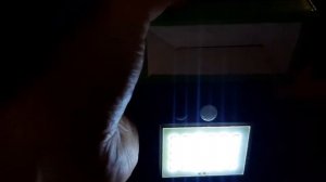 Светодиодный фонарь уличного освещения на солнечных батареях с датчиком движения.