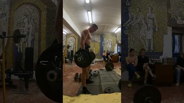 Подъём штанги на бицепс 50 кг на 8 раз