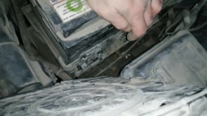 Пежо 208 2013 как снять аккумулятор!
