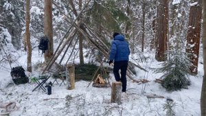 СТРОИМ В ЛЕСУ УКРЫТИЕ ОТ ДОЖДЯ И СНЕГА l ПОХОД В ЛЕС l ВКУСНЫЙ КОФЕ ПОД ЗВУКИ КОСТРА