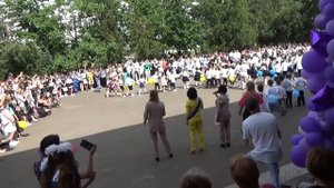Поет круто директор лицея №7 Черноморска на последнем звонке выпускников.