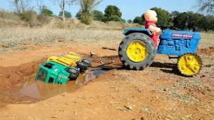 Самосвал с дровами в воде