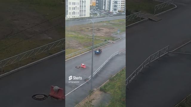 На тележке едут #shorts