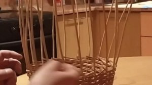 Небольшая плетеная подарочная корзина из ивы. Своими раками