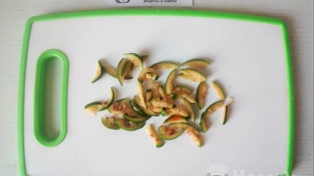 Капустный салат со свежими огурцами и фейхоа
