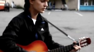 Парень классно поет и играет на гитаре, дворовые песни, песни под гитару, душевн