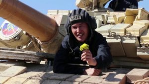 Цветы, подарки, комплименты - 8 марта мужчины стараются окружить женщин заботой и любовью