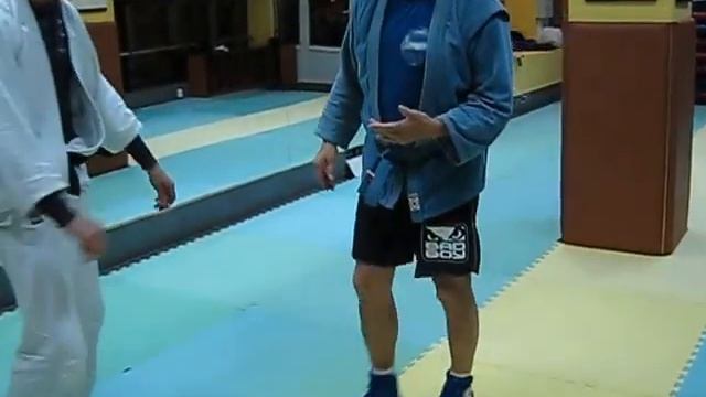 Первод в партер из односторонего захвата и выход на удушение руками со спины. смотреть онлайн