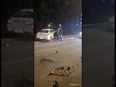 Таксист влетел на огромной скорости в припаркованные машины и снес часть забора парка. Воскресенск.