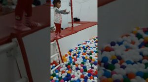 Тачон и Аиу играет сухой бассейн.