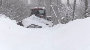 Трактор дт-75 легенда СССР, разгребает снег. Старичок до сих пор в строю!