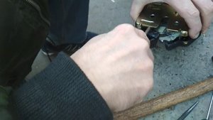 Как разобрать замок багажника форд фокус 1 *8-925-507-33-09