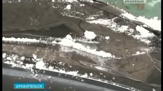Оттепель в Архангельске спровоцировала падение с крыш ледяных глыб смотреть онлайн