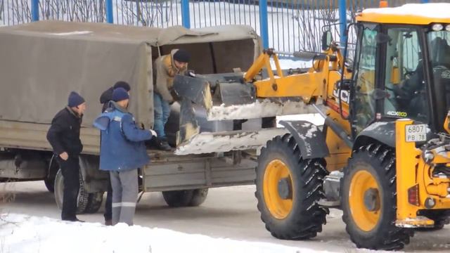 Разгрузка грузовой машины Валдай зимой