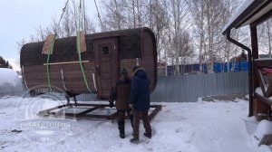 Установка бани-бочки краном / Сибкедрстрой