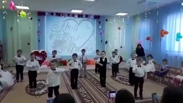 Средняя группа. Танец мальчиков