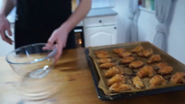 Хрустящие и сочные куриные крылышки BBQ в духовке.