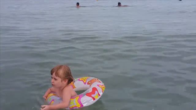 плаваем на кругу. пляж.море.одесса.We swim in the circle.beach.sea.Odessa