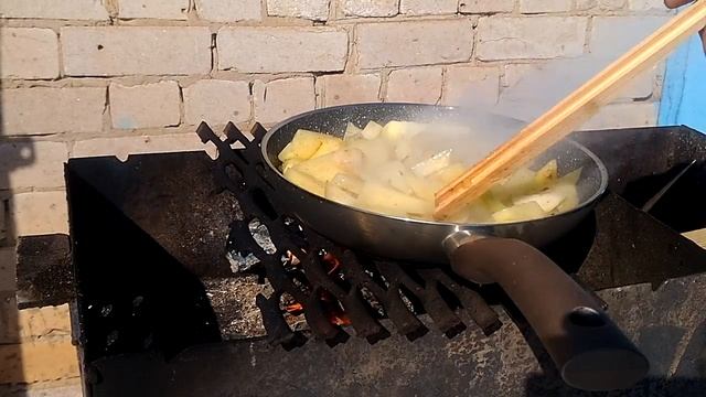 ЖАРЕНАЯ КАРТОШКА С САЛОМ , ЗИМОЙ , НА МАНГАЛЕ ! смотреть онлайн