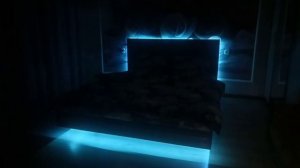 Парящая кровать с подсветкой в стиле Loft