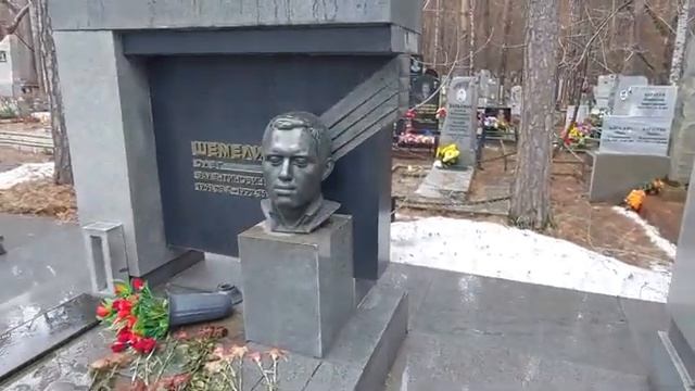 Аллея героев 90-х на Широкореченском кладбище в Екатеринбурге. Бандитский Екатеринбург. смотреть онлайн