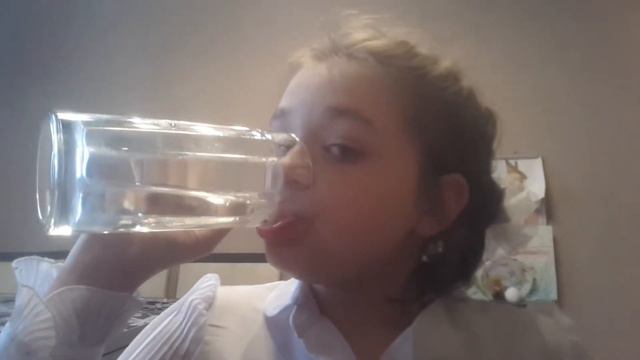 Челлендж выпить 2 стакана воды залпом. смотреть онлайн