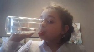 Челлендж выпить 2 стакана воды залпом.