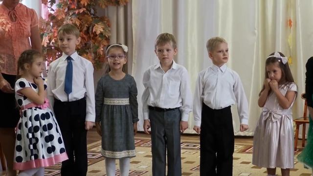 Праздник осени. Амалия читает стихи. смотреть онлайн