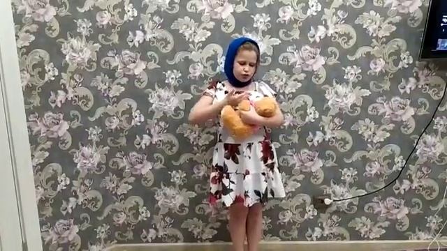 Оборваного мишку утешала