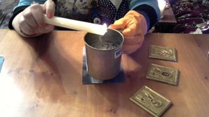 Как снять порчу по фотографии.  Льем воск на воду.