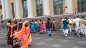 Кришнаиты танцуют и поют на улицах Санкт-Петербурга