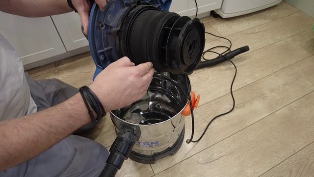 Как собрать воду строительным пылесосом.