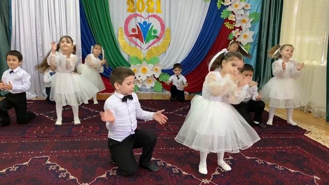 Замечательный танец "Хвостики, как бабочки" (средняя группа) смотреть онлайн